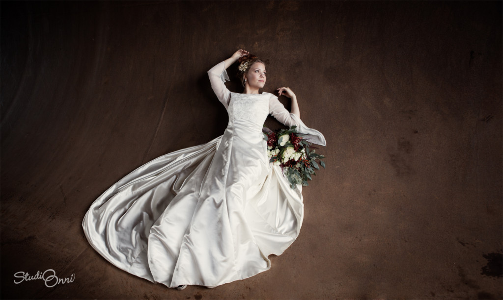 Hääkuvaus- Trash the dress kuvaus