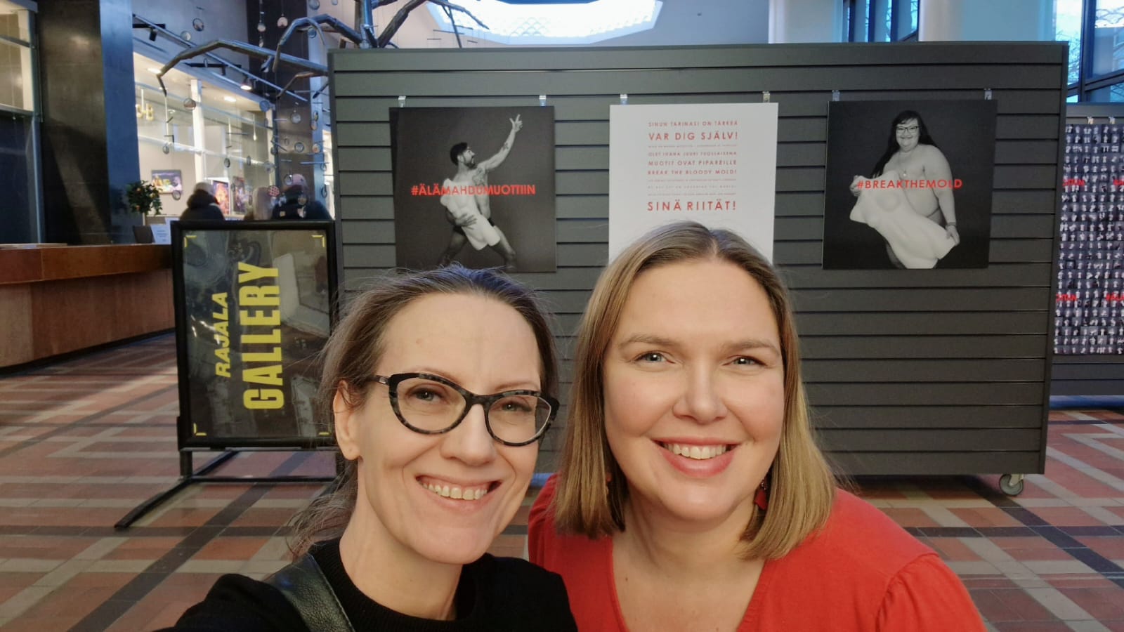 Niina Stolt & Mirkku Merimaa #älämahdumuottiin näyttelyssä